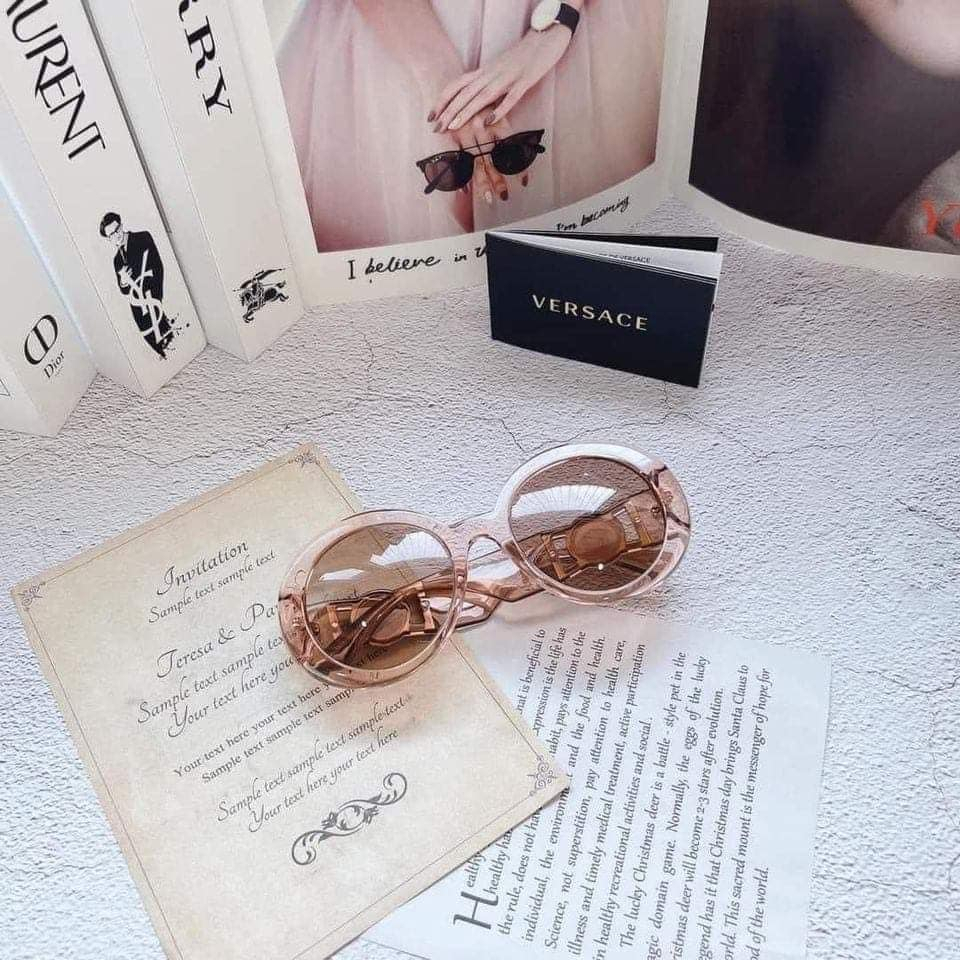 Kính mát Versace dáng tròn, màu hồng trong suốt, viền logo VE4414F 533973