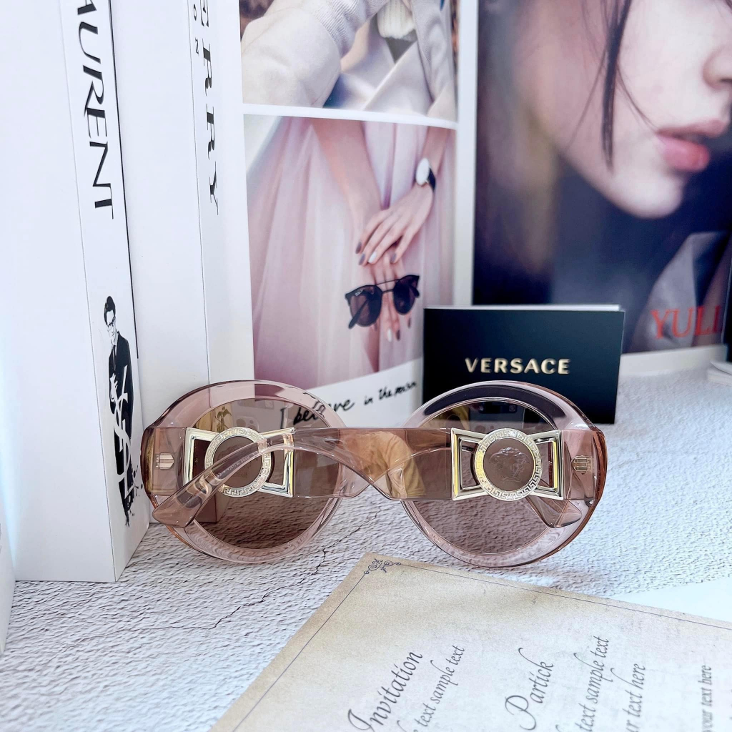 Kính mát Versace dáng tròn, màu hồng trong suốt, viền logo VE4414F 533973