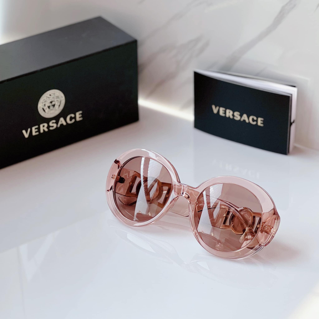 Kính mát Versace dáng tròn, màu hồng trong suốt, viền logo VE4414F 533973