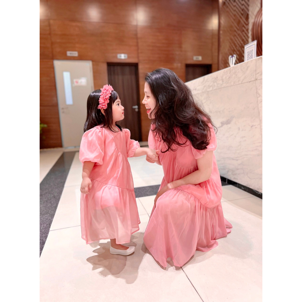B935- VÁY HỒNG TAY BỒNG MẸ CON