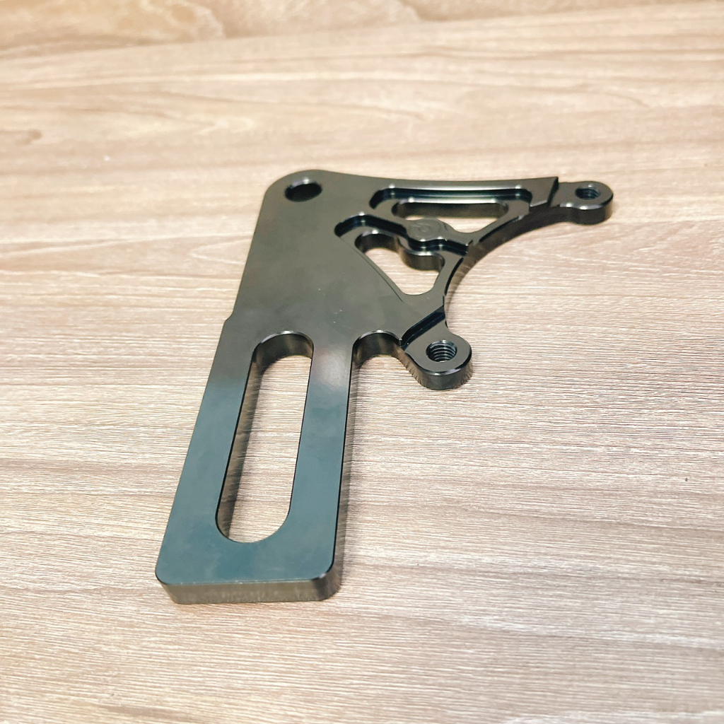 Pát sau Winner/Sonic quay lên đĩa 220mm xài heo 2 Piston đối xứng màu đen, trắng