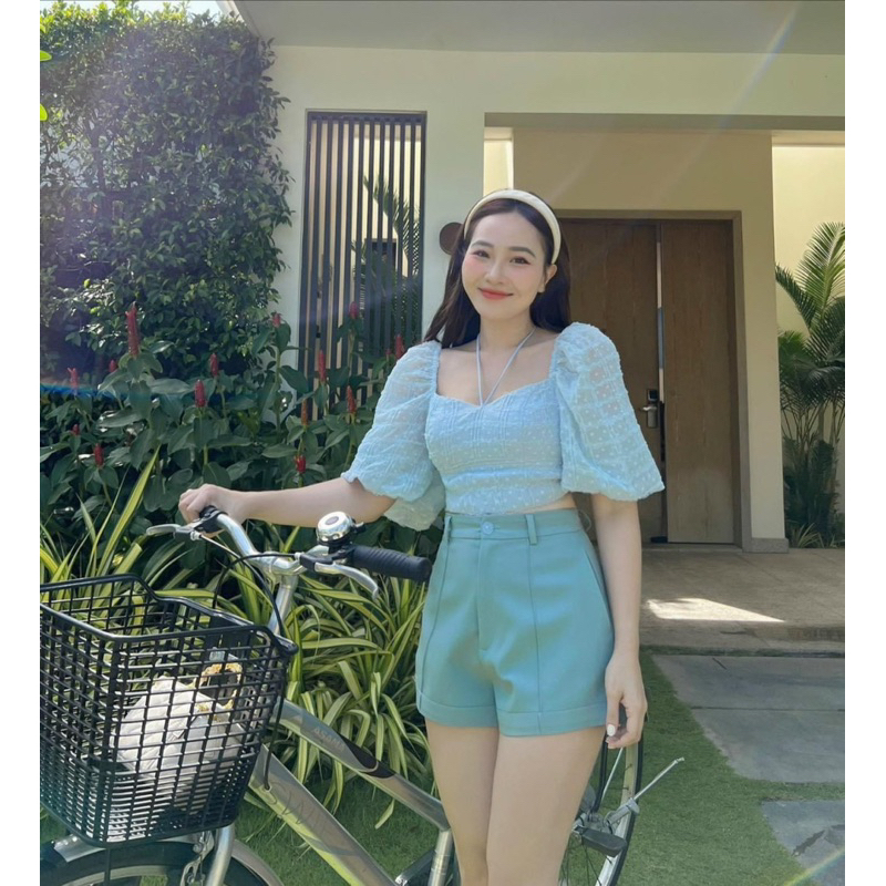 Set áo croptop dây yếm cổ tay phồng xanh biển kèm quần shorts xanh mint
