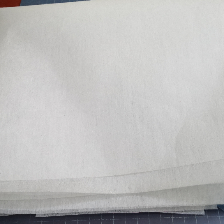 Giấy lót thêu vi tính, thêu tay có keo, ủi khi lót . Loại tốt dày  giúp vải không bị co, giãn khi thêu