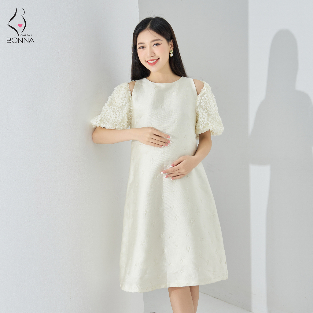 Váy bầu thiết kế BONNA chất liệu gấm mềm cao cấp, lót lụa mềm mại thoải mái, dáng suông A phối tay hoa điệu đà VS332