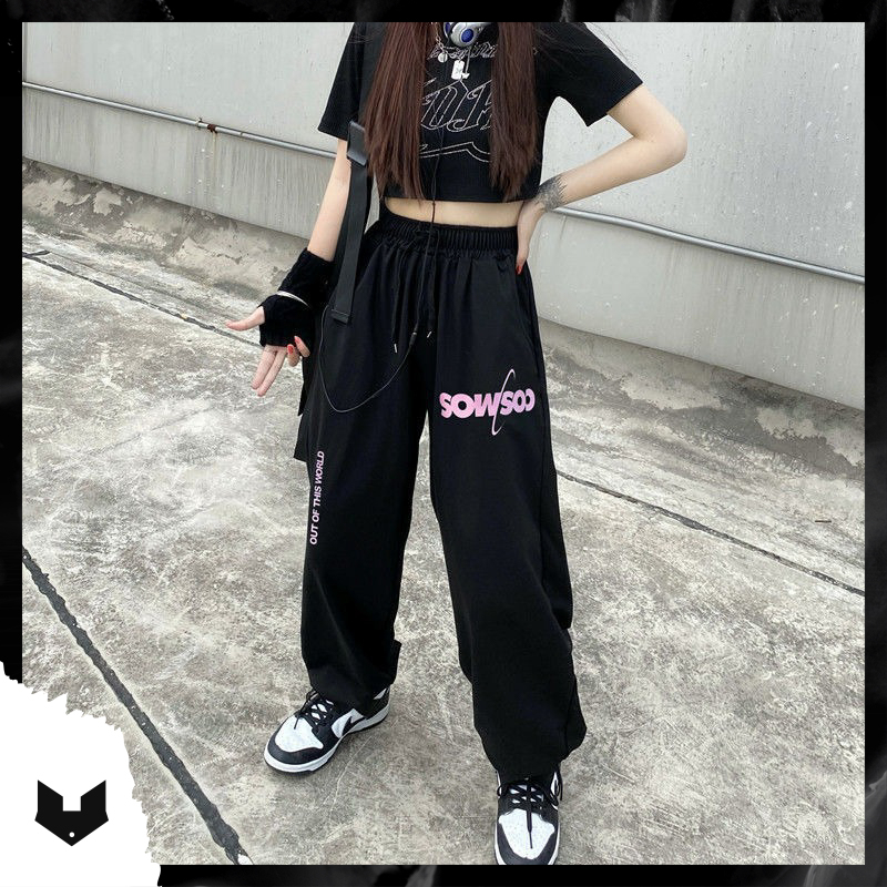 Quần jogger đen hồng suông ống rộng rút dây gấu in chữ SOWSÓO hiphop sexy dance Hàn Quốc