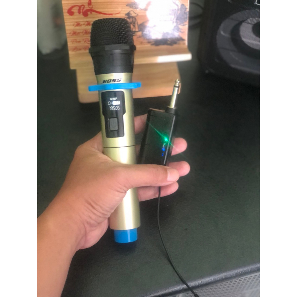 Mẫu Mới Micro karaoke không dây cao cấp boss  v68  tích hợp màn hình led chuyên nghiệp  pin sạc  ko  lo hết pin