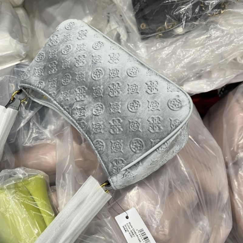 TÚI GUESS KIMI VELVET KẸP NÁCH