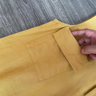 Đầm linen form suông vàng sát nách