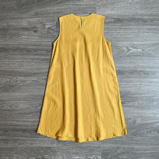 Đầm linen form suông vàng sát nách