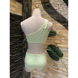 Bikini lệch vai xanh chuối nổi bật