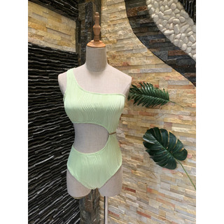 Bikini lệch vai xanh chuối nổi bật