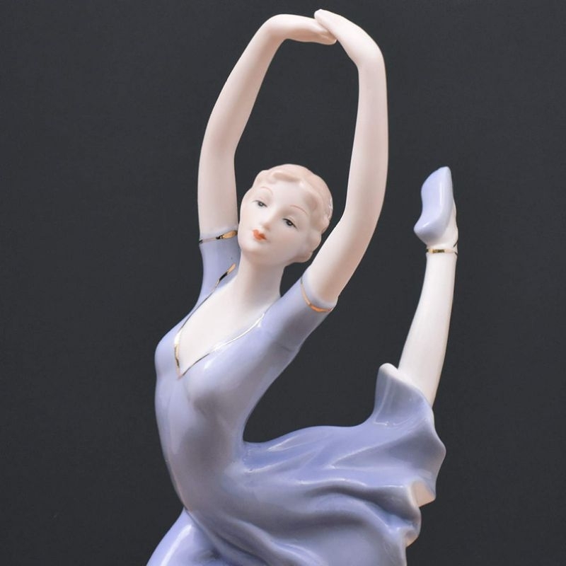 Tượng sứ cô gái