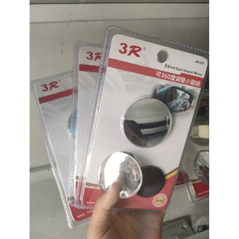 Gương dán kính chiếu hậu ô tô.