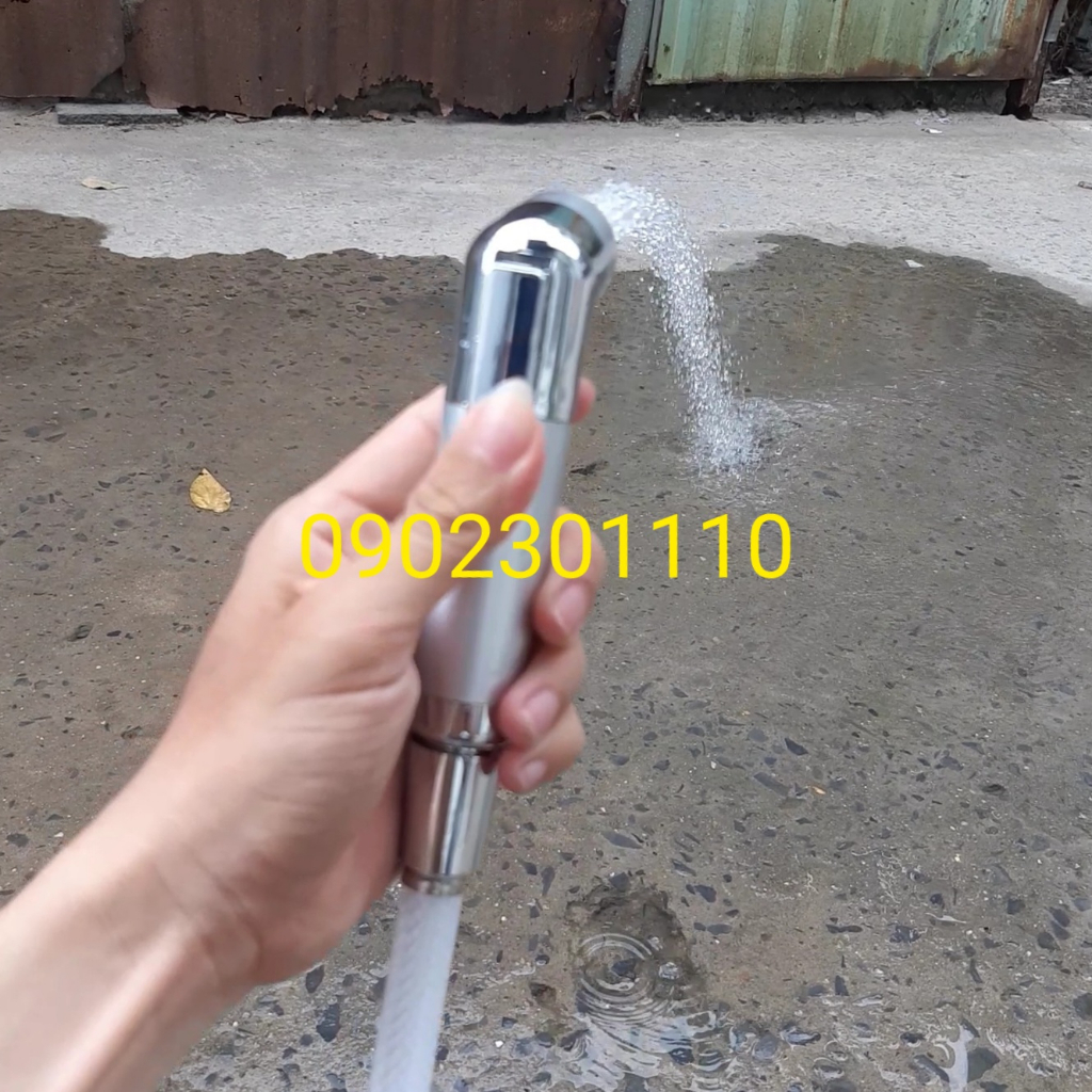 Đầu vòi xịt vệ sinh màu xám, chất liệu nhựa mạ