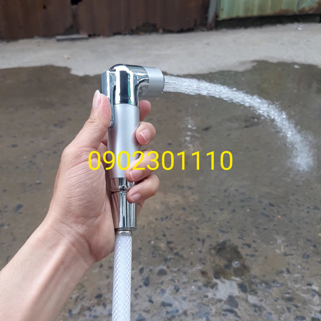Đầu vòi xịt vệ sinh màu xám, chất liệu nhựa mạ