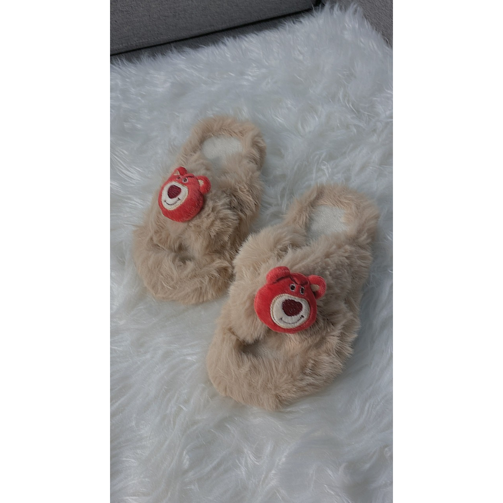 DÉP LÔNG QUAI CHÉO GẮN STICKER GẤU DAU SIEU CƯNG