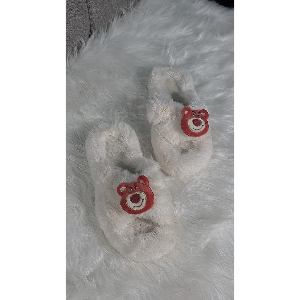 DÉP LÔNG QUAI CHÉO GẮN STICKER GẤU DAU SIEU CƯNG