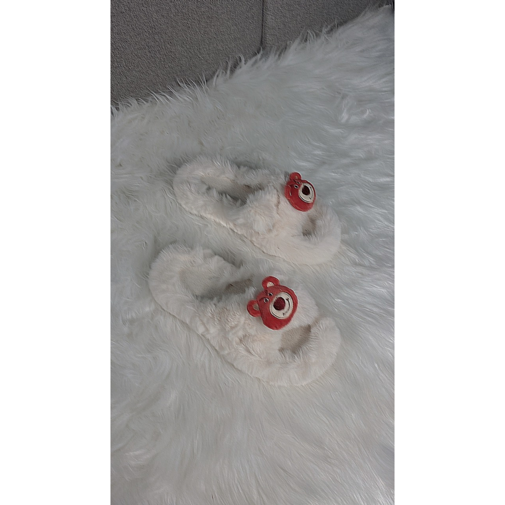 DÉP LÔNG QUAI CHÉO GẮN STICKER GẤU DAU SIEU CƯNG