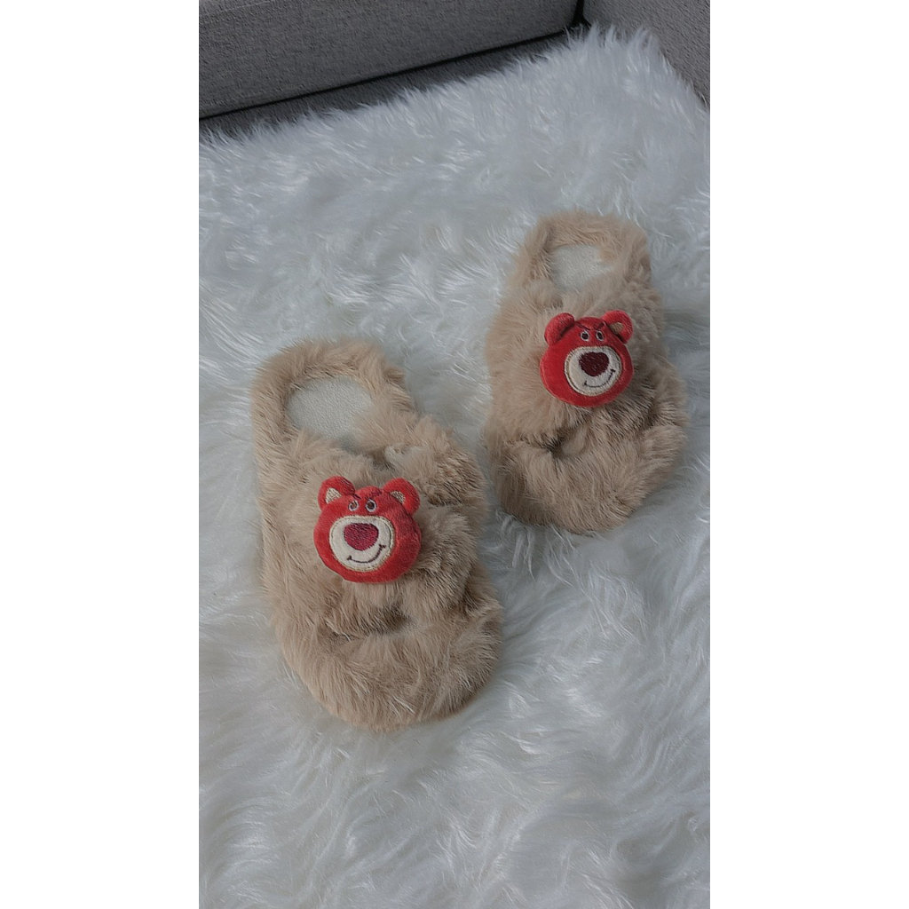 DÉP LÔNG QUAI CHÉO GẮN STICKER GẤU DAU SIEU CƯNG