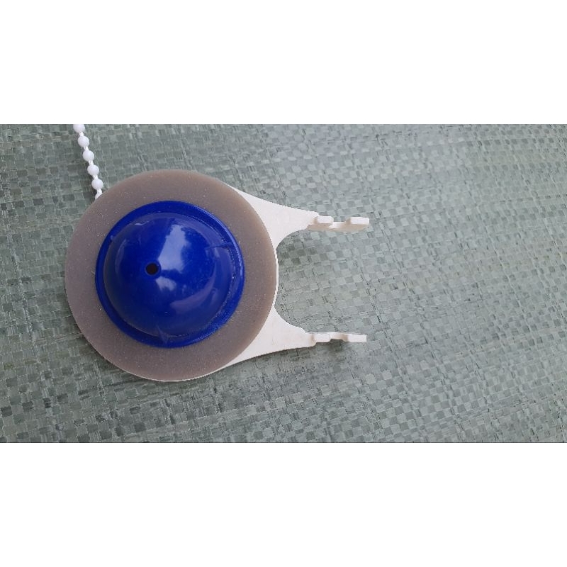 Con cóc lắp vào cột xả bồn cầu loại nhấn, gạt