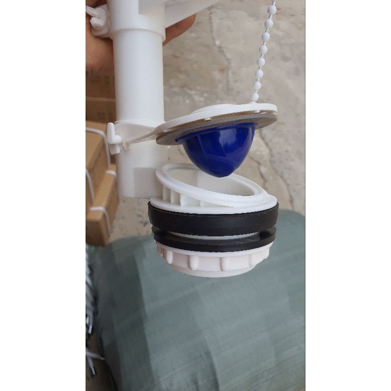Con cóc lắp vào cột xả bồn cầu loại nhấn, gạt