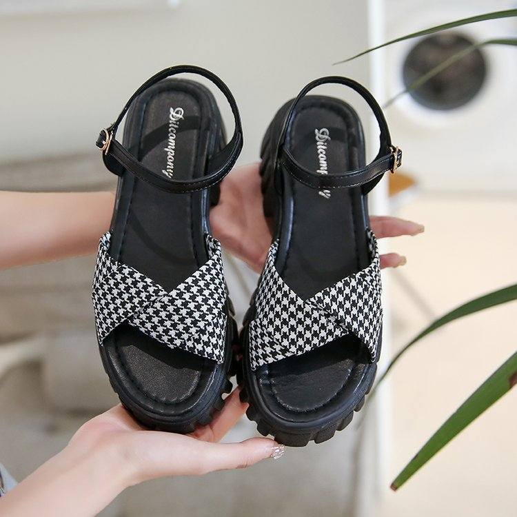 Dép sandal nữ quai chéo kẻ caro đế bằng mới 2023 phong cách trẻ trung năng động cá tính.MiuMiu99.store