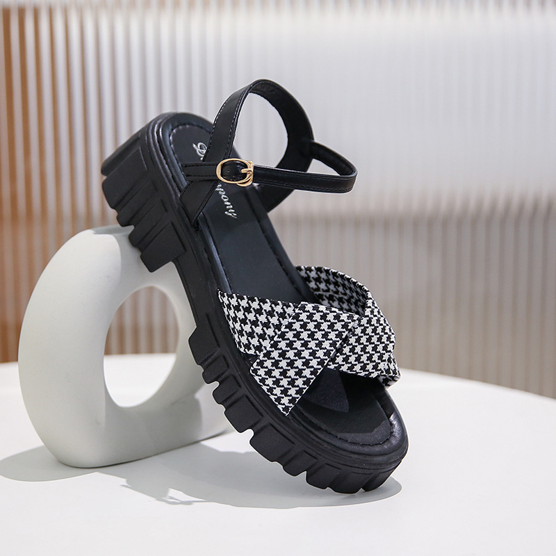 Dép sandal nữ quai chéo kẻ caro đế bằng mới 2023 phong cách trẻ trung năng động cá tính.MiuMiu99.store