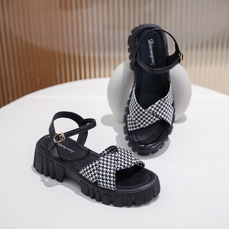 Dép sandal nữ quai chéo kẻ caro đế bằng mới 2023 phong cách trẻ trung năng động cá tính.MiuMiu99.store