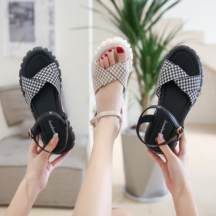 Dép sandal nữ quai chéo kẻ caro đế bằng mới 2023 phong cách trẻ trung năng động cá tính.MiuMiu99.store