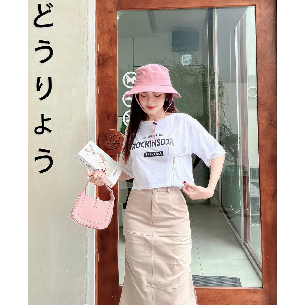 Áo thun chữ. Có nhiều màu. KÈm hình chụp thật 100%. SIze dưới 55kg vừa. Đơn giản mà đẹp nha mấy chế ơiiiiiiiiiii