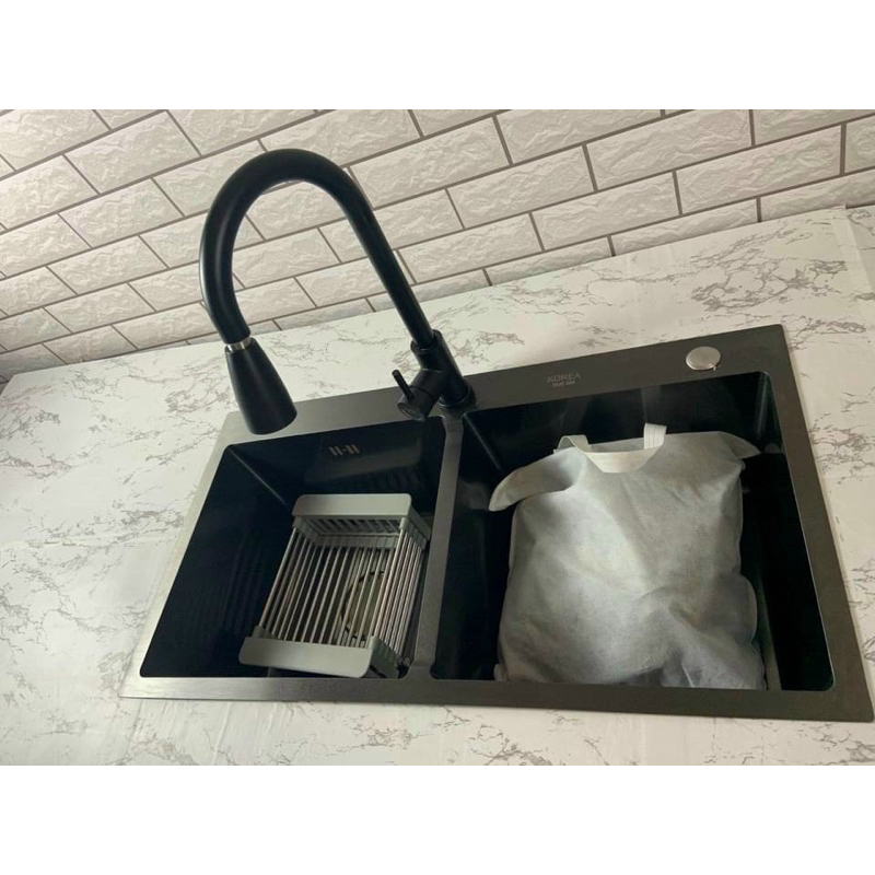 ( Tặng kèm vòi ) Bồn, chậu rửa chén bát 2 ngăn, học lớn lớn Inox Sus 304 Nano đen I- Royal Model 8245D