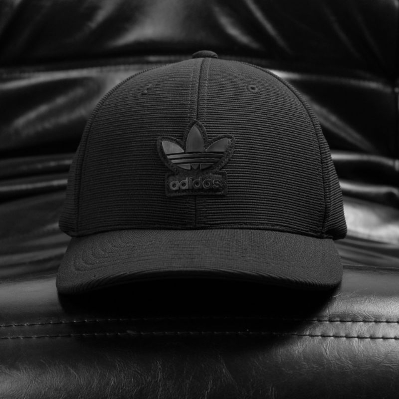Nón lưỡi trai bít đuôi ADIDAS ORIGINAL màu đen đội cực sang