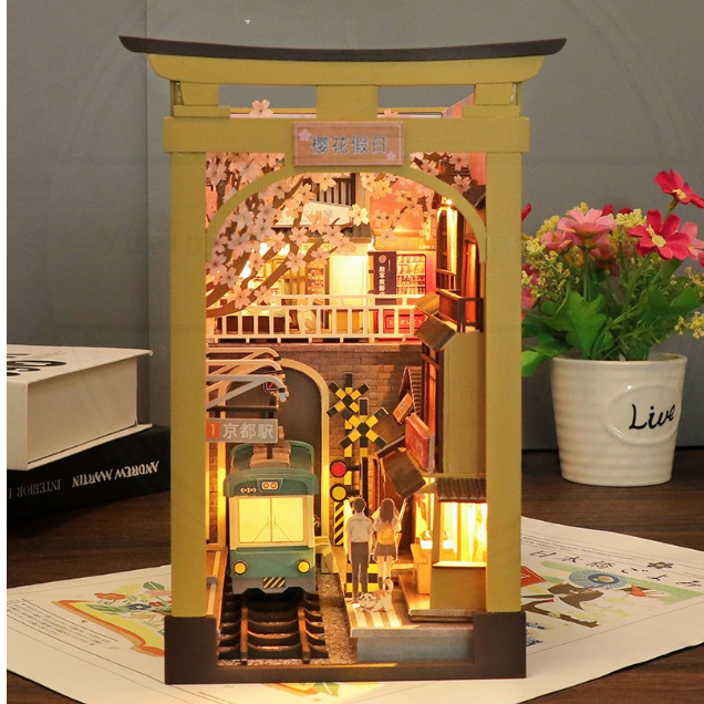 Mô hình đồ chơi DIY Nhà búp bê thủ công cạnh ga tàu tự làm lấy bằng gỗ phong cách kiến trúc Nhật Bản Ngày Lễ Hoa Anh Đào