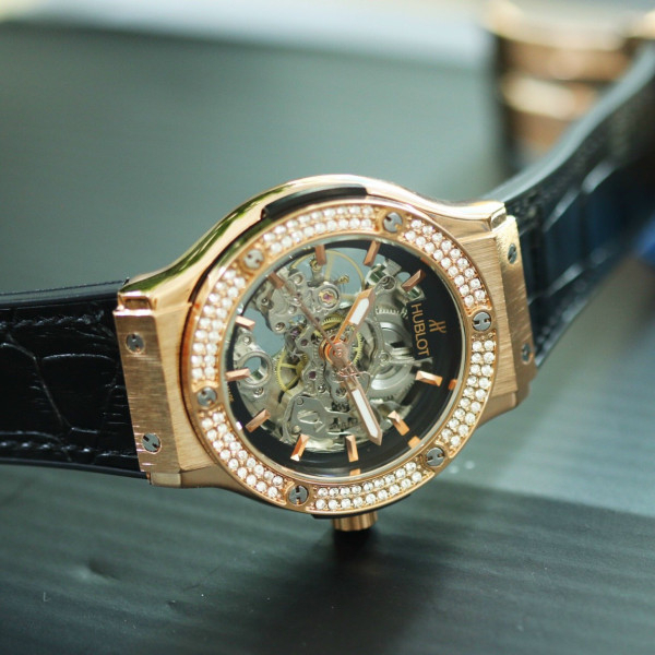 Cơ nam HUBLOT lộ xuyên thấu cọc số dạ quang mặt đính full đá cao cấp , chất liệu hợp kim đúc mạ vàng 18k da 2 lớp .