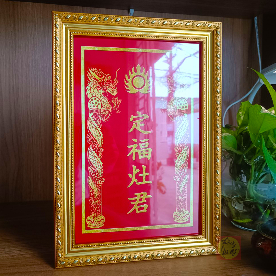 Bài vị Táo Quân, chất liệu gỗ cao cấp tráng gương bóng lồng khung sơn mạ vàng bền và trang nghiêm cho không gian bàn thờ