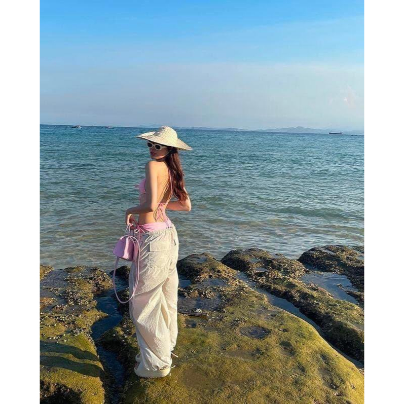 Bikini hai mảnh hồng barboe tắc giam