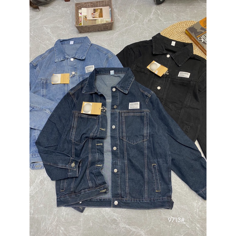 Áo khoác jeans tag logo trước màu xanh siêu xinh hàng L1 (Ảnh shop chụp)