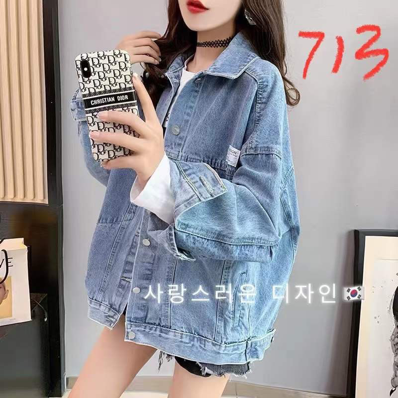 Áo khoác jeans tag logo trước màu xanh siêu xinh hàng L1 (Ảnh shop chụp)