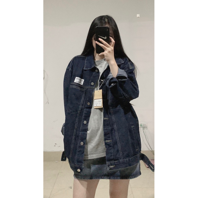 Áo khoác jeans tag logo trước màu xanh siêu xinh hàng L1 (Ảnh shop chụp)