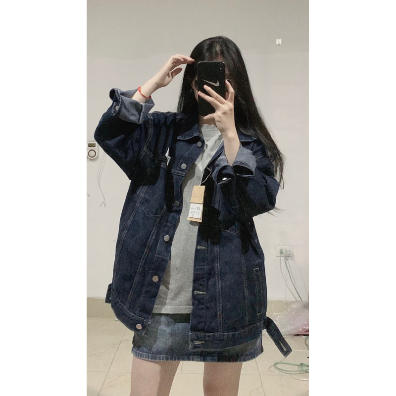 Áo khoác jeans tag logo trước màu xanh siêu xinh hàng L1 (Ảnh shop chụp)