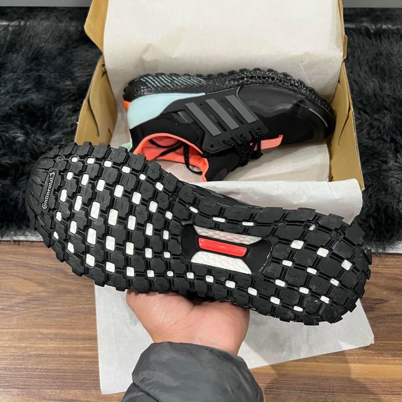 Giày sneaker ultraboost TRIP đen cam