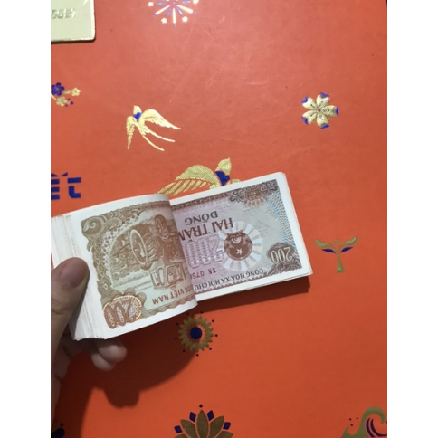 50 tờ 200d lưu giữ kỷ niệm mới 90% làm kỉ niệm