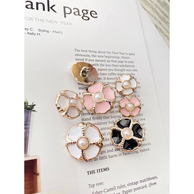 1 Cúc , khuy , nút nhựa hoa 4 cánh phối ngọc xinh xắn cỡ 18mm/21mm/25mm