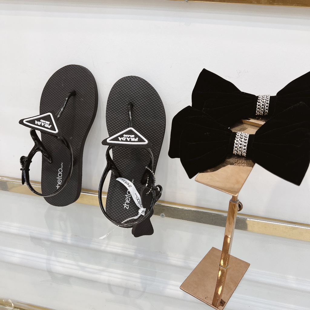 SANDAL XỎ NGÓN TAG NƠ - PRADA