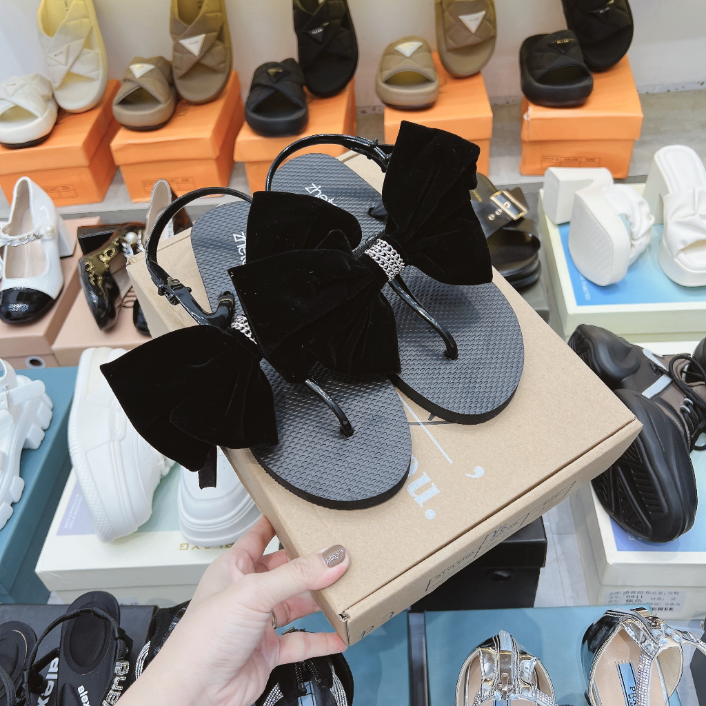 SANDAL XỎ NGÓN TAG NƠ - PRADA