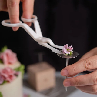 Kéo gắp hoa nhựa