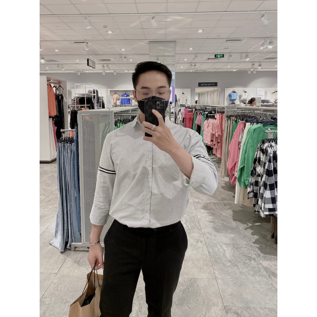 Áo sơ mi Oxford phối viền tay áo và hình thêu sau lưng trẻ trung - dễ mang hằng ngày