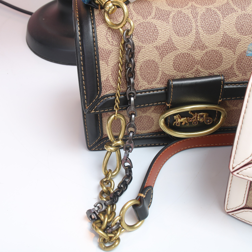 Túi đeo chéo nữ guess Size :18cm*8cm*13cm