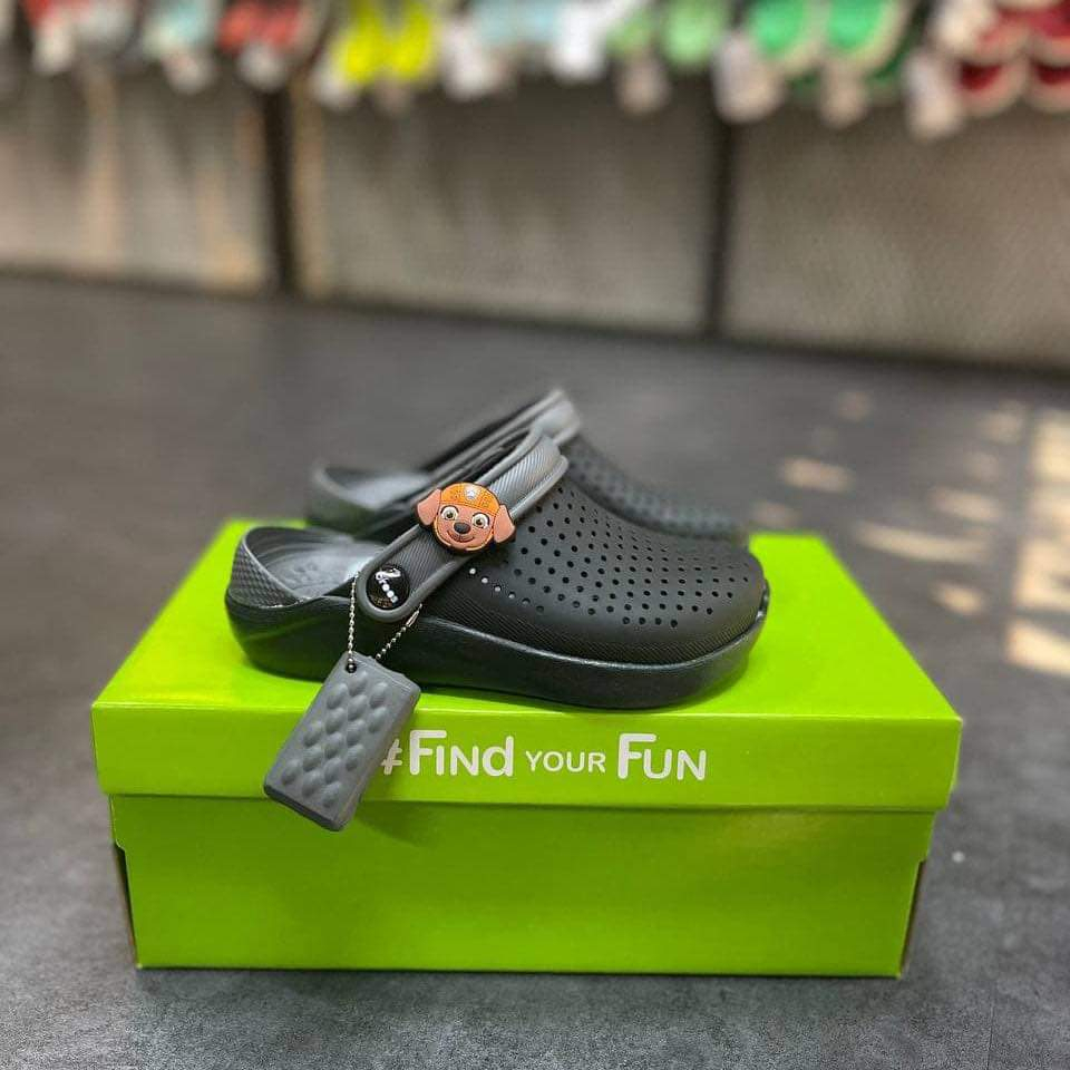 Dép Sục Cross Literide Trẻ Em Màu Ghi Đen tặng kèm 6 Jibizt