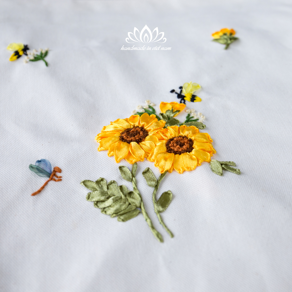 Túi tote , túi vải đeo vai , túi handmade , túi thêu ruy băng ,thêu hoa,miệng may khóa kéo, vải lót bên trong đầy đủ